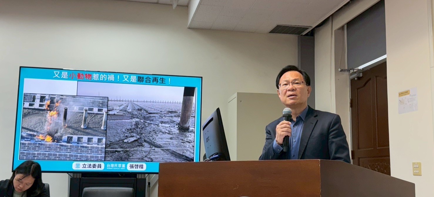 彰化縣鹿港鎮彰濱工業區崙尾區海堤附近海上太陽能板6日發生火災,案場業者說可能是「老鼠啃咬電線」。(圖/張啓楷國會辦公室)