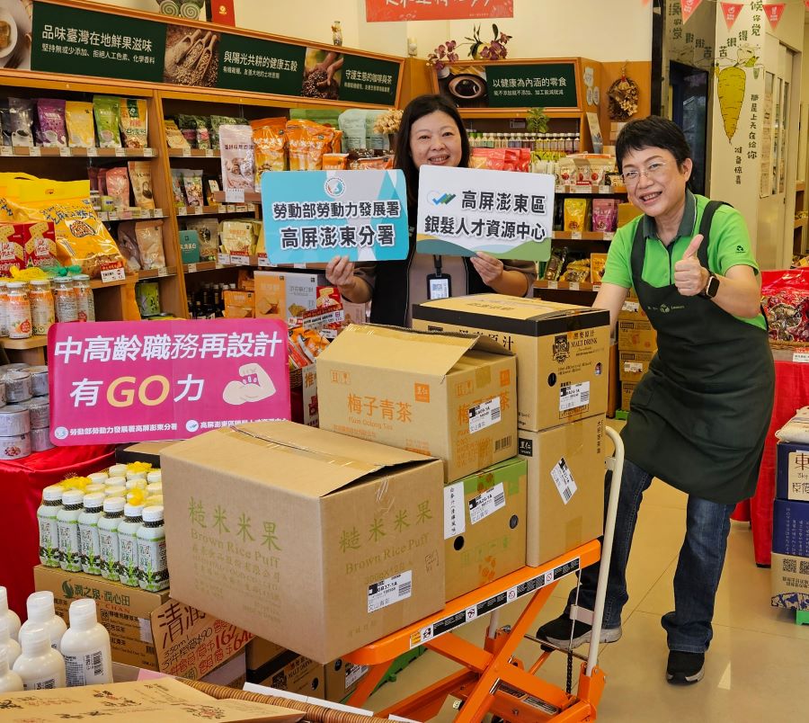 ▲高分署銀髮人才資源中心協助企業導入職務再設計,透過油壓升降台車輔具,減輕員工負擔,提升工作舒適度與效率。