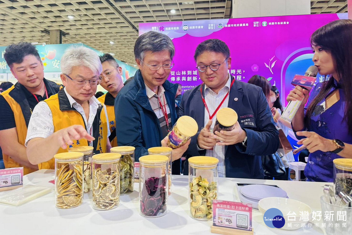 桃園市政府農業局長陳冠義於茶博會向大家推薦「桃園好茶」。<br /><br />