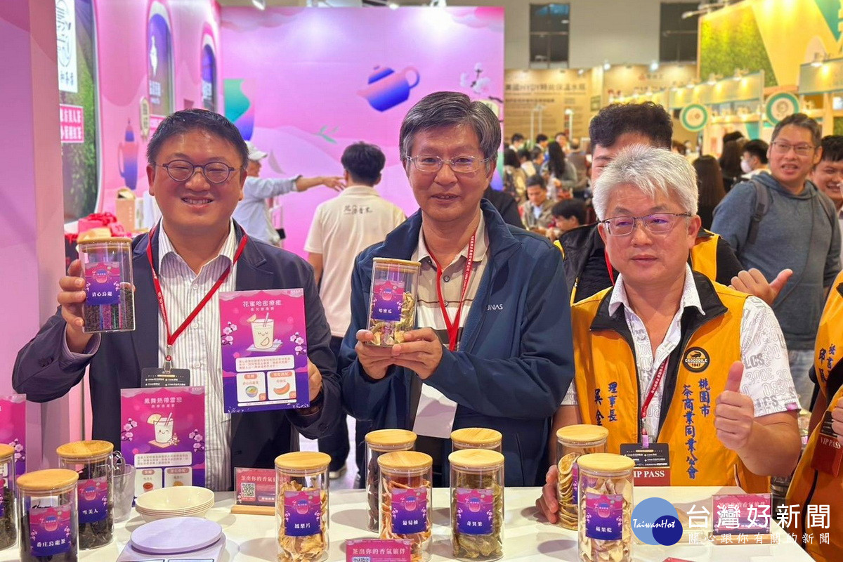 桃園市政府農業局長陳冠義於茶博會向大家推薦「桃園好茶」。<br /><br />