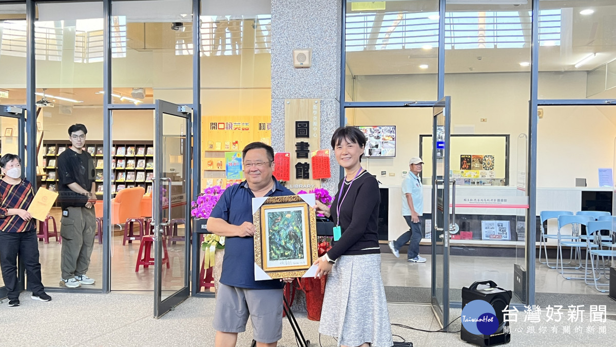 新港在地企業家兼藝術家何宗烈致贈一幅作品給新港藝高／翻攝照片