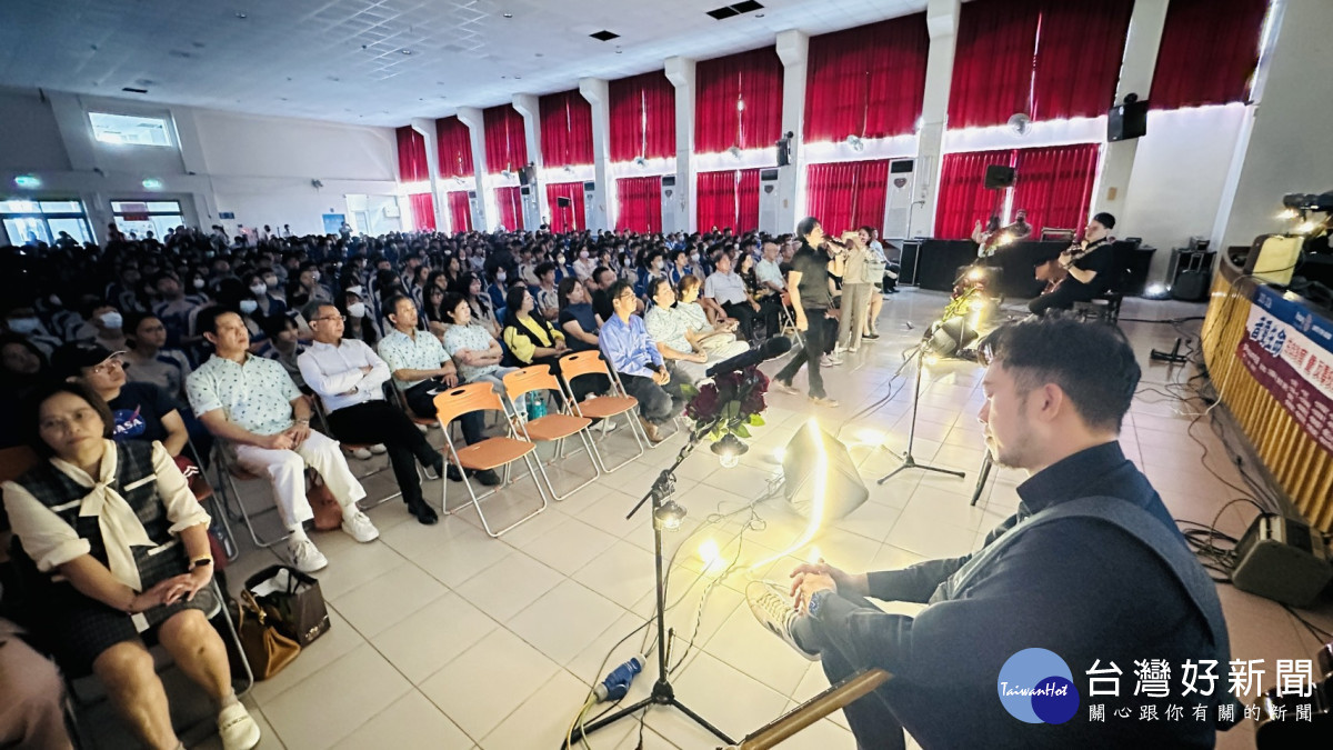 「玫瑰墓」樂團受邀到嘉義市嘉華中學演出／翻攝照片