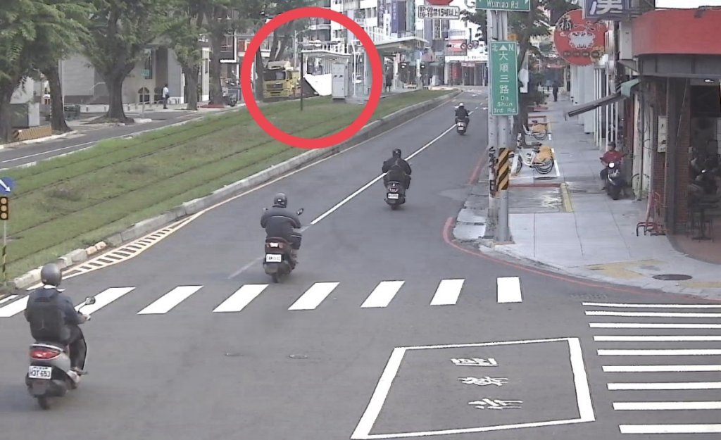 離奇!-高雄大貨車「車箱崩塌」波及同向機車-騎士衰被掃落受傷送醫