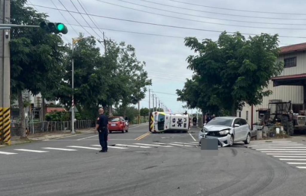 嘉義縣消防局救護車出勤發生車禍！　與自小客車相撞翻覆釀3傷