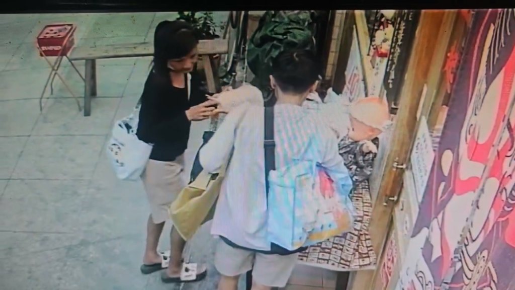 影／高雄2女賊偷走愛心捐款箱！店家po監視器「還二度回來偷醬料」　網友：這2人是慣犯