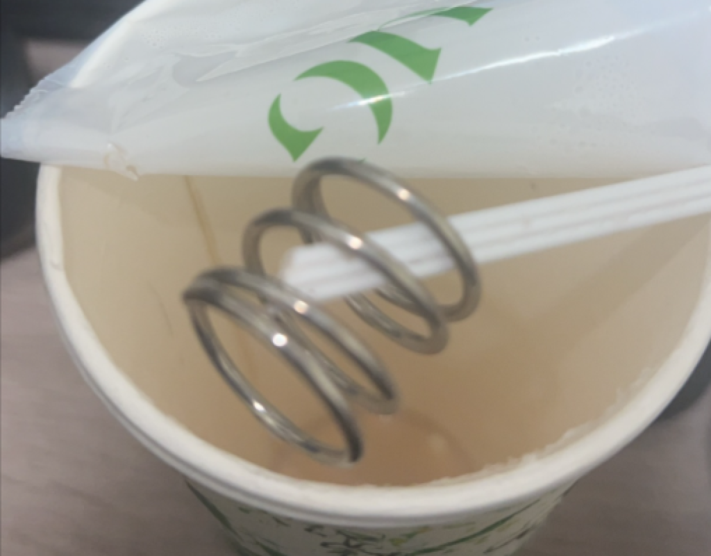 喝ug-tea手搖飲出現「金屬彈簧」　疑封口機零件！業者回應了