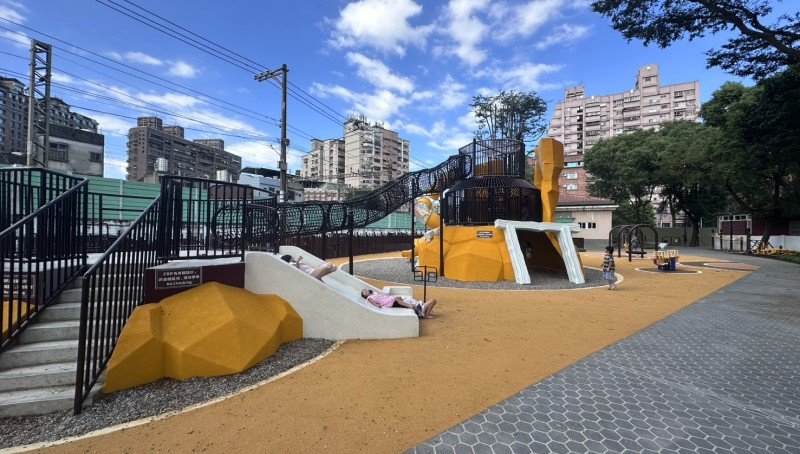 樹林鎮前親子公園特色遊具嶄新亮相 新北景觀處邀您玩樂中感受樹林的故事