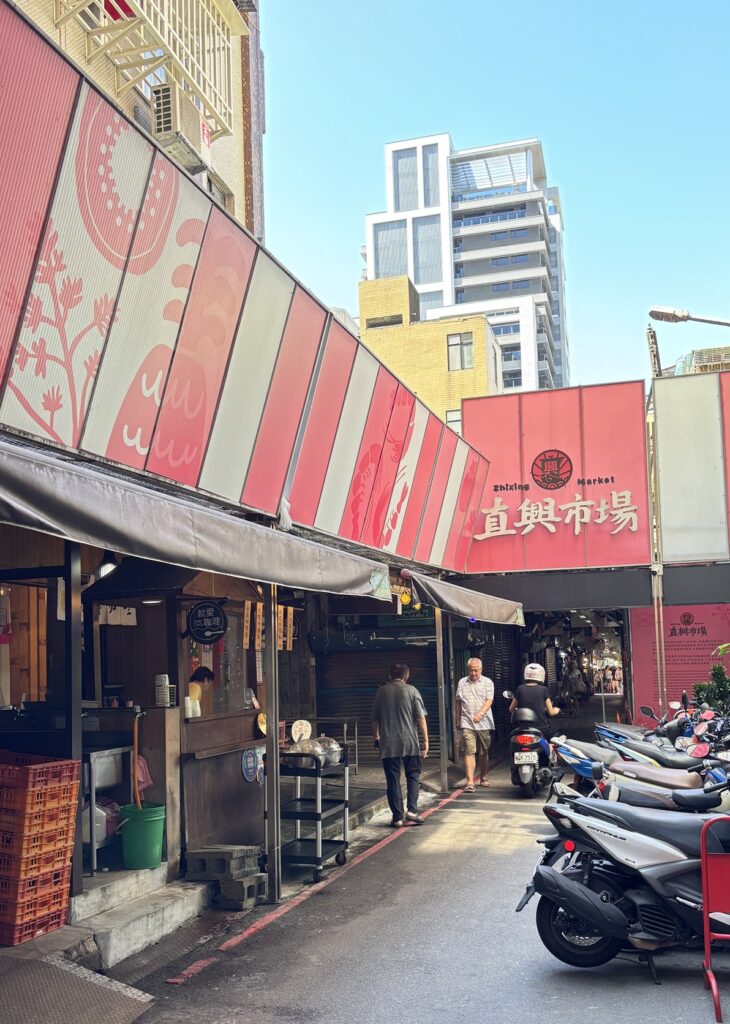 艋舺大拜拜 直興超有愛 專屬限量福袋 分享直興滿滿的愛 26 直興市場是萬華區的老市場充滿在地人熟悉的味道 Zhixing Market is Wanhuas old market full of t 730x1024 1