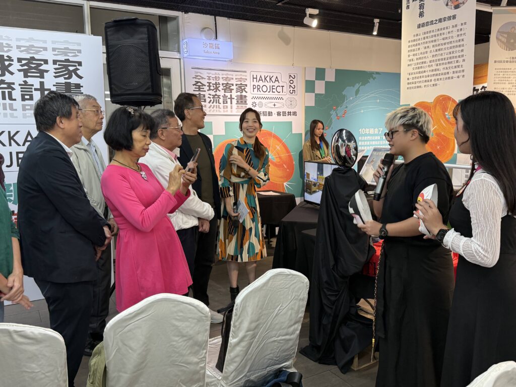 全球客家串流計畫十年轉型 青年串流讓客家文化持續在全球發聲 40 3%E6%9C%AC%E5%B9%B4%E5%BA%A6%E4%B8%B2%E6%B5%81%E6%88%90%E6%9E%9C%E7%99%BC%E8%A1%A8%E6%9C%83%E6%9A%A8%E6%88%90%E6%9E%9C%E5%B1%95%E7%8F%BE%E5%A0%B4%E7%94%B1%E4%B8%B2%E6%B5%81%E8%80%85 %E5%90%B3%E5%AE%A5%E5%B8%8C%E5%BD%AD%E7%BE%BD%E5%A6%82%E5%90%91%E8%88%87%E6%9C%83%E8%B2%B4%E8%B3%93%E4%BB%8B%E7%B4%B9%E4%B8%B2%E6%B5%81%E6%88%90%E6%9E%9C 1 1024x768 1
