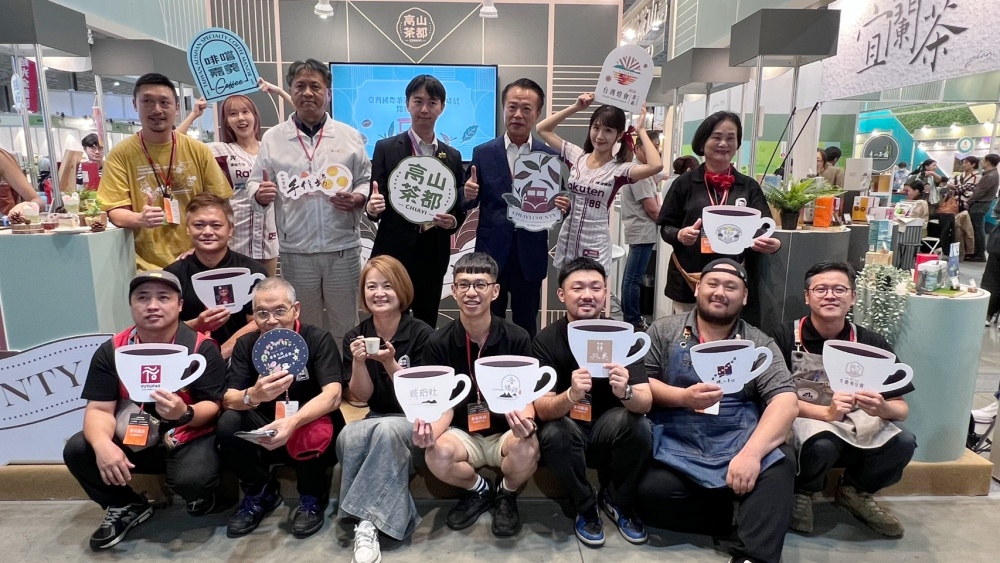 五星縣長翁章梁化身代言人 啡嚐嘉義X高山茶都跨界登場 40 01%E5%95%A1%E5%9A%90%E5%98%89%E7%BE%A9%E9%AB%98%E5%B1%B1%E8%8C%B6%E9%83%BD%E8%B7%A8%E7%95%8C%E7%99%BB%E5%A0%B4 1