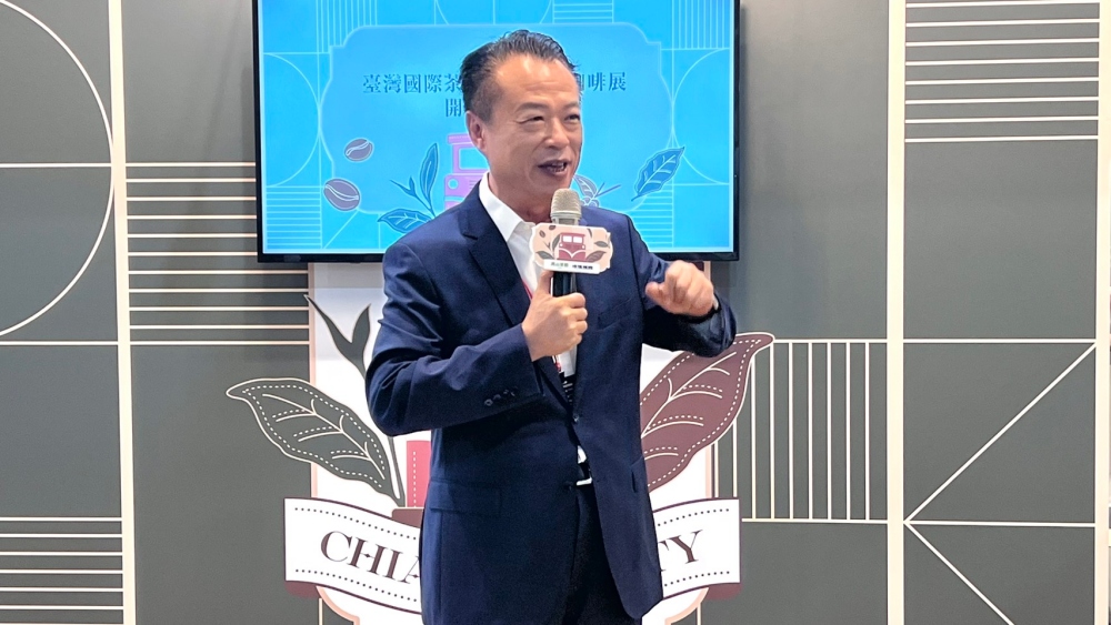 五星縣長翁章梁化身代言人 啡嚐嘉義X高山茶都跨界登場 41 02%E5%95%A1%E5%9A%90%E5%98%89%E7%BE%A9%E9%AB%98%E5%B1%B1%E8%8C%B6%E9%83%BD%E8%B7%A8%E7%95%8C%E7%99%BB%E5%A0%B4
