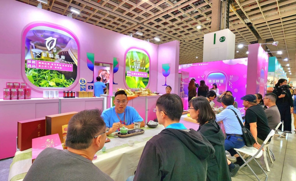 「桃園好茶」插旗臺灣國際茶博會 5大茶香主題迎世界旅人 46 03%E6%96%87%E6%96%B0%E8%A3%BD%E8%8C%B6%E5%BB%A0%E5%BB%A0%E9%95%B7%E9%8D%BE%E6%89%BF%E6%B3%B0%E4%B8%AD%E4%BB%8B%E7%B4%B9%E6%A1%83%E5%9C%92%E5%A5%BD%E8%8C%B6