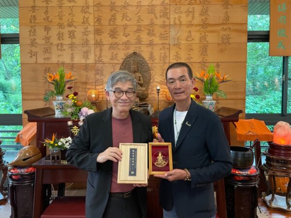 ▲為迎接「故宮百年」紀念,右為國立故宮博物院副院長黃永泰,左為北港朝天宮董事長蔡咏鍀,共同出席聯合紀念活動,象徵文化與信仰攜手合作。(圖/楠西萬佛寺提供)