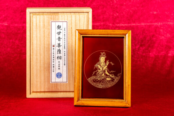 金光流動的玉虫塗蒔繪技法,展現觀音慈悲莊嚴法相。圖/出品團隊