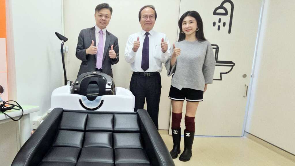 ▲偽妝有限公司將最新研發、單台價值30萬元的智慧洗頭機,捐出兩台贈予東明健康福祉事業集團旗下的東明北斗長照機構及慈心護理之家,期盼透過科技輔助,不僅減輕照顧者的負擔,也讓服務使用者享有更舒適、更具尊嚴的清潔體驗。(記者林明佑翻攝)