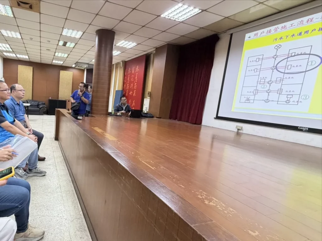針對民眾陳情指出後巷汙水管工程接管過程出現不當收費與疑似威脅行為，新北市議員劉美芳今（14）日在議會115年度預算總質詢中，嚴正要求市府釐清工程預算編列與實際執行情況