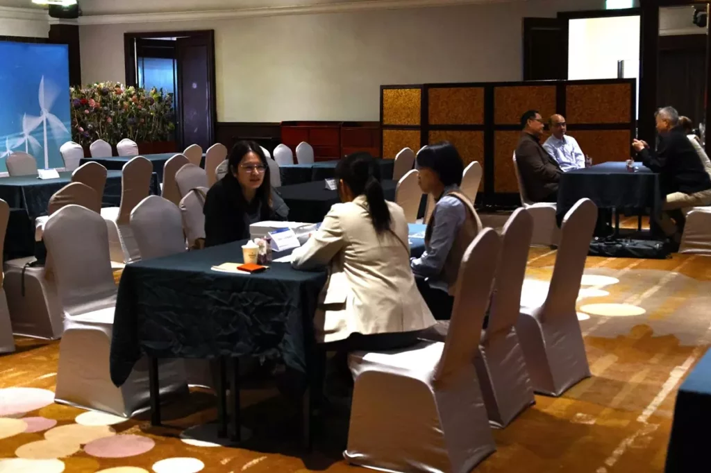 一對一媒合交流，協助企業與研發團隊快速對接合作方向。（圖/中山醫大提供）