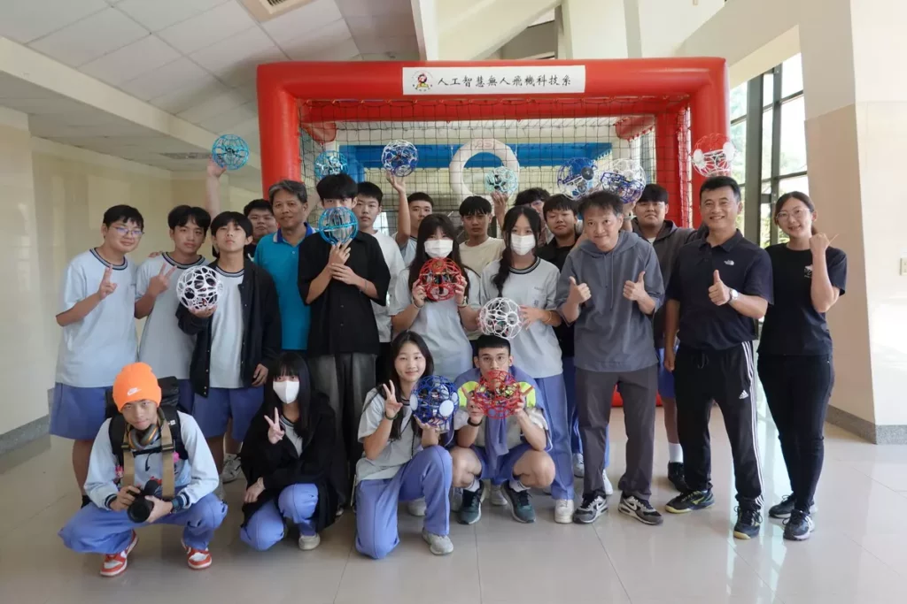 吳鳳科技大學體育運動組於今(14)日盛大舉辦「114年新生盃暨雲嘉青年無人機足球賽」。