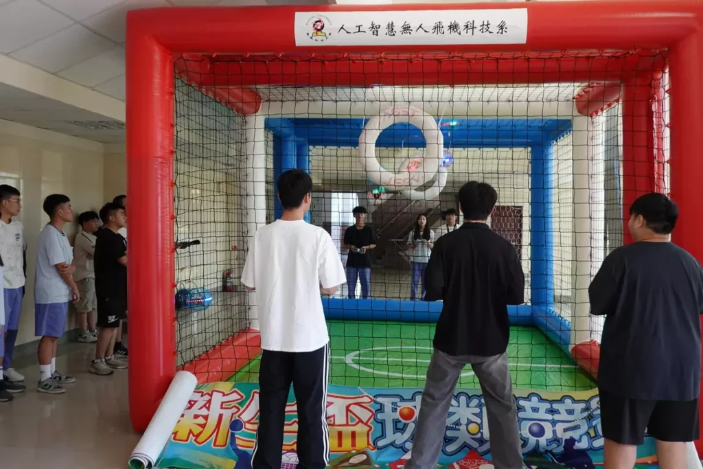 吳鳳科技大學體育運動組於今(14)日盛大舉辦「114年新生盃暨雲嘉青年無人機足球賽」。