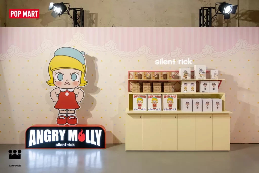現場販售台灣首賣、展會限定商品「ANGRY MOLLY SAMPLE #1毛絨公仔」,售價450元。