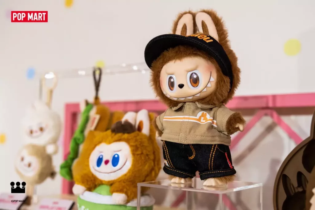 台灣首賣、展會限定商品「THE MONSTERS怪味系列便利店搪膠毛絨吊卡」同步上架,售價980元。