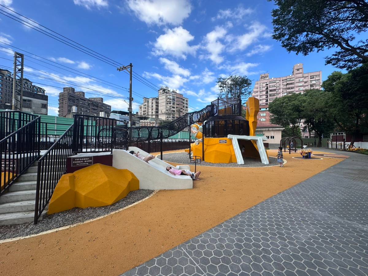 新北樹林鎮前親子公園煥新啟用 主題遊具打造親子共遊新地標