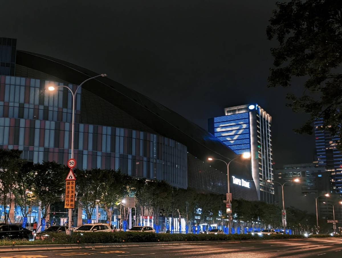 Super Junior降臨台北! 大巨蛋周邊變身寶藍應援海