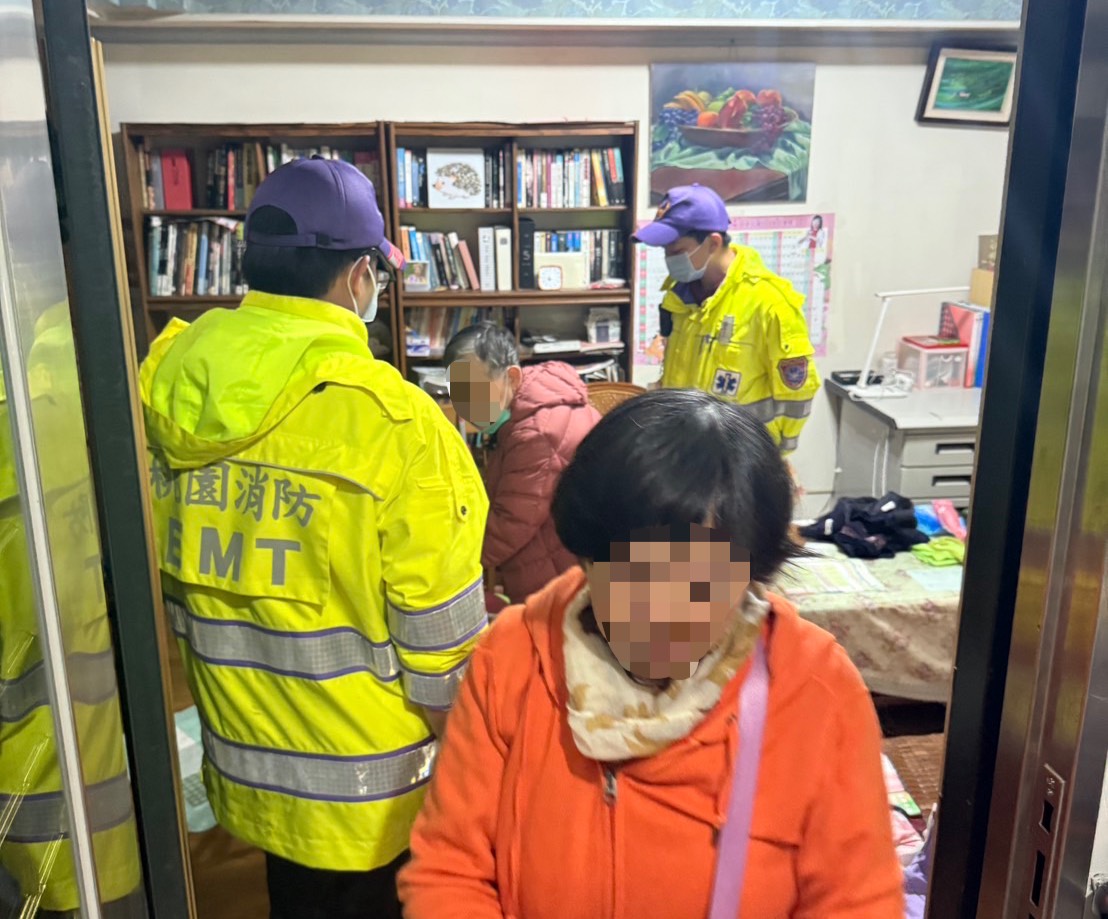楊梅獨居婦心臟不適突倒地 警消、鎖匠合力救援 S 77332599 0
