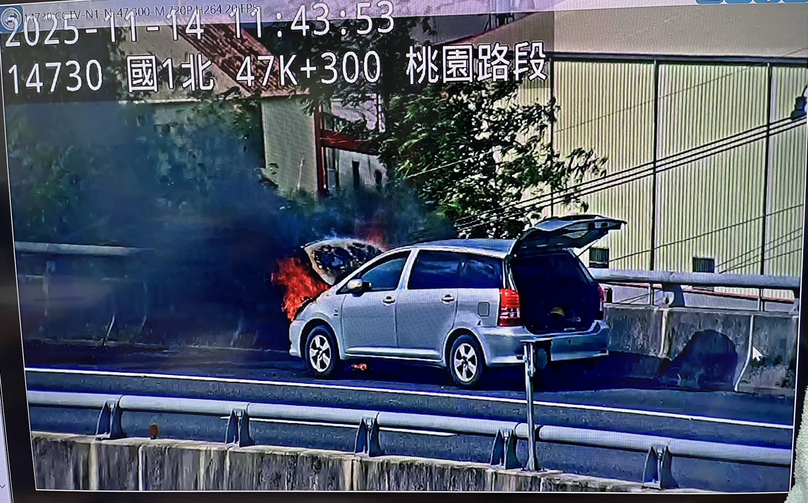 國1桃園段小客車頭突竄火!駕駛驚險逃生整輛燒剩骨架 571924