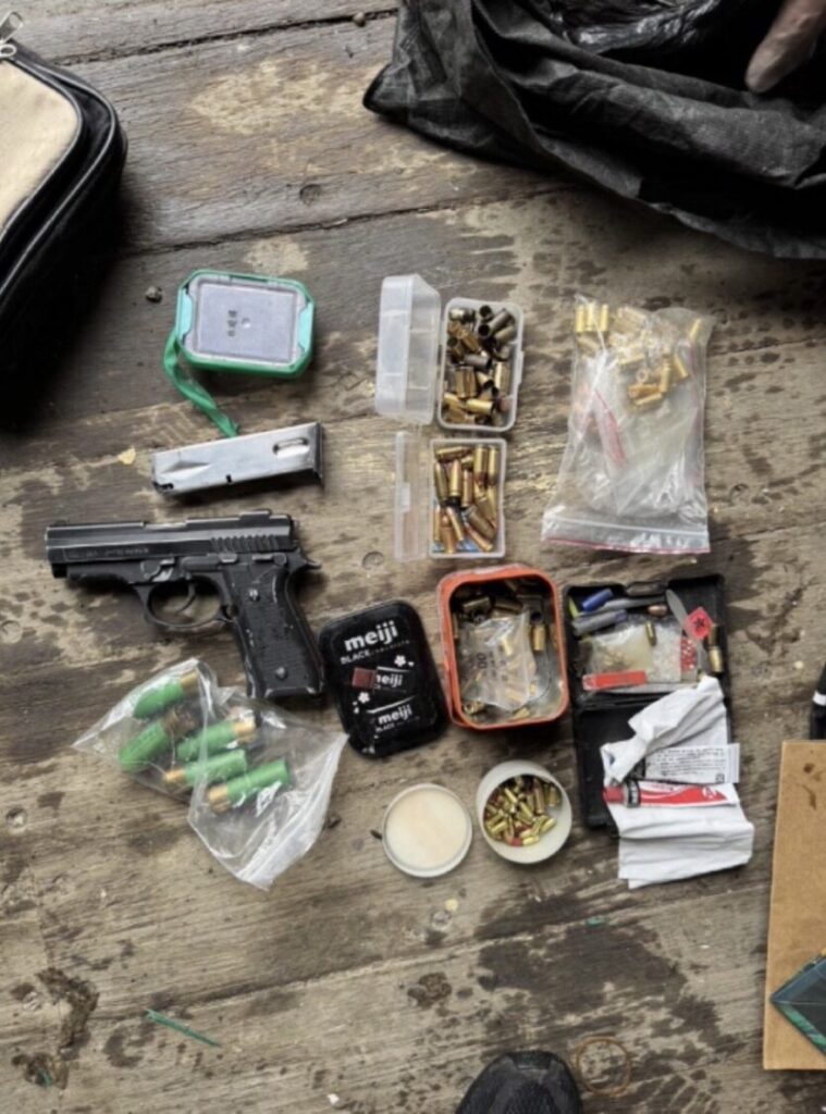 海巡署聯手霹靂小組破獲槍毒集團,起出大批槍械與毒品。(海巡署提供)