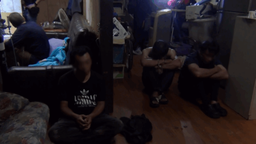 海巡攻堅破獲花蓮縣吉安鄉光華工業區一處毒窟，成功壓制嫌犯。(海巡署提供)