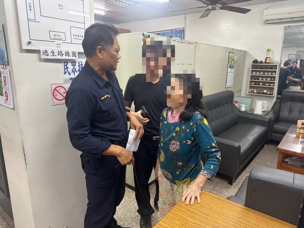 石岡分駐所員警在派出所內安撫並協助確認記憶退化長者身分,並通知家屬到場帶回。(圖/記者林家嘉翻攝)