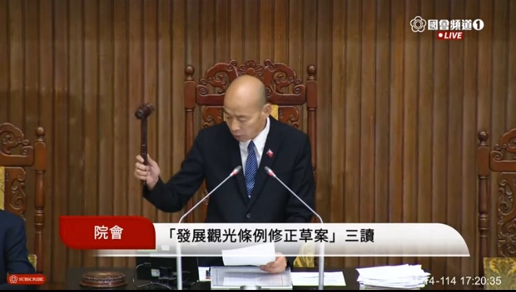立法院今日三讀通過修正「環境影響評估法」、「發展觀光條例」、「地質法」部分條文,立法院長韓國瑜(右)落槌。(圖/國會頻道)
