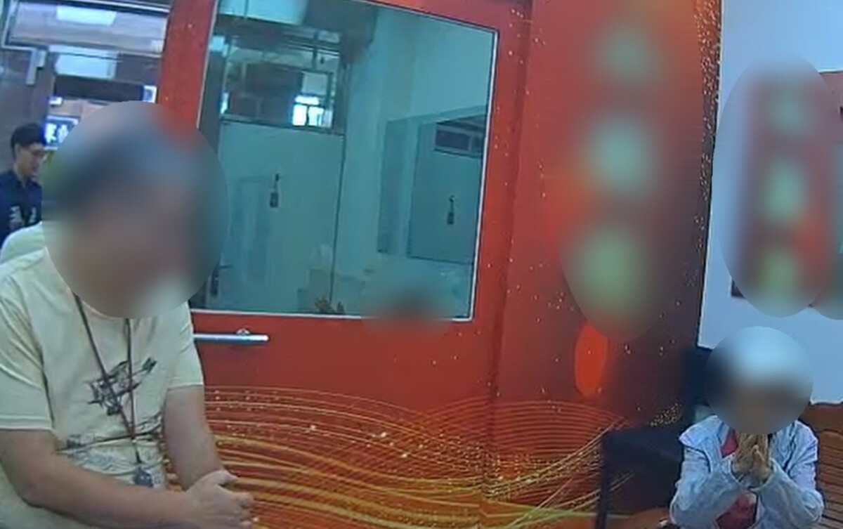 ▲婦人最終打消購買黃金的念頭，露出笑容表示：「今天真是遇到貴人了！」。