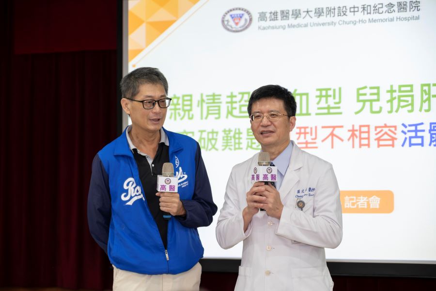 ▲高醫移植中心張文燦主任(右)憑藉精準評估、降階治療整合及術後多專科照護，突破血型與血管重建限制，讓李先生(左)順利康復。