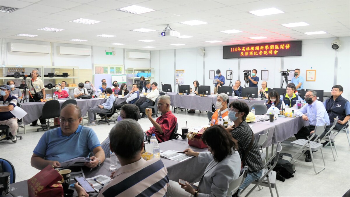 ▲南服中心14日偕同國土署南工分署、南科管理局，以及高雄市政府經發局，說明橋科園區招商及整建進度。