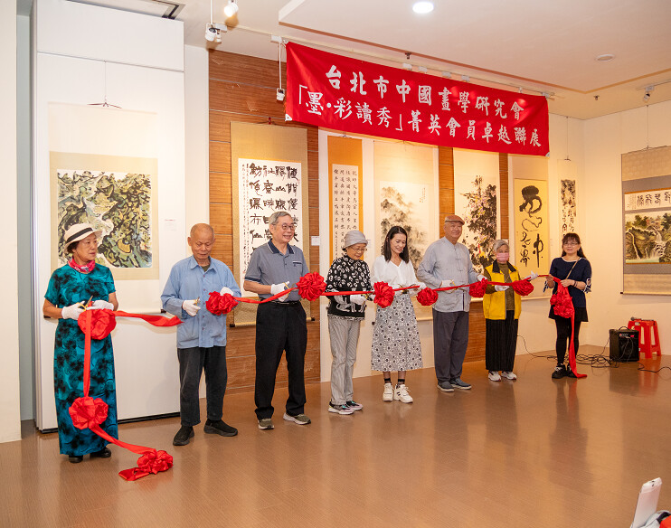 ▲貴賓為台北市中國畫學研究會「墨 • 彩讀秀」菁英會員卓越聯展開幕剪綵。