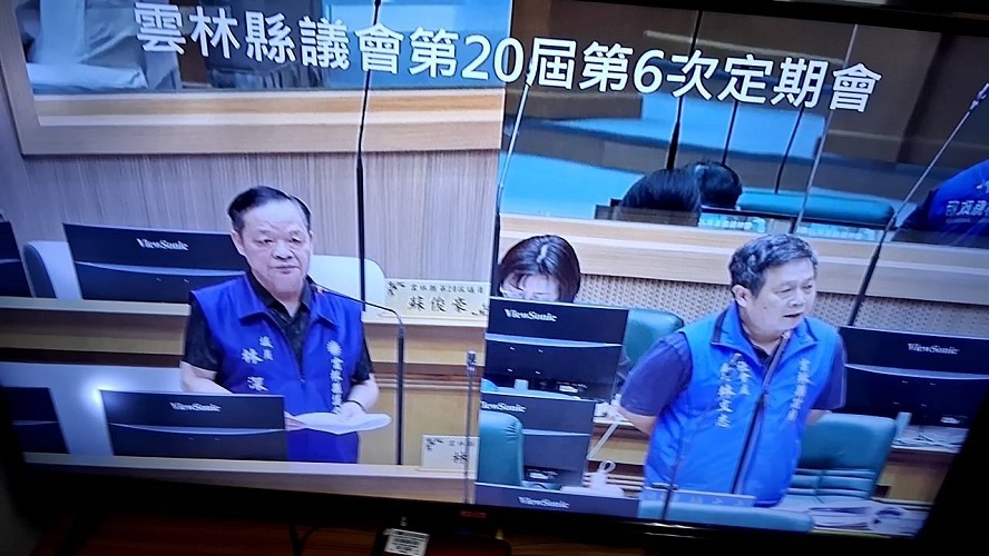 ▲雲林縣議會議員林深(左)關心弱勢中低收入戶與邊緣戶生活津貼。社會處長林文志(右)答覆將予以協助。(記者劉春生攝)