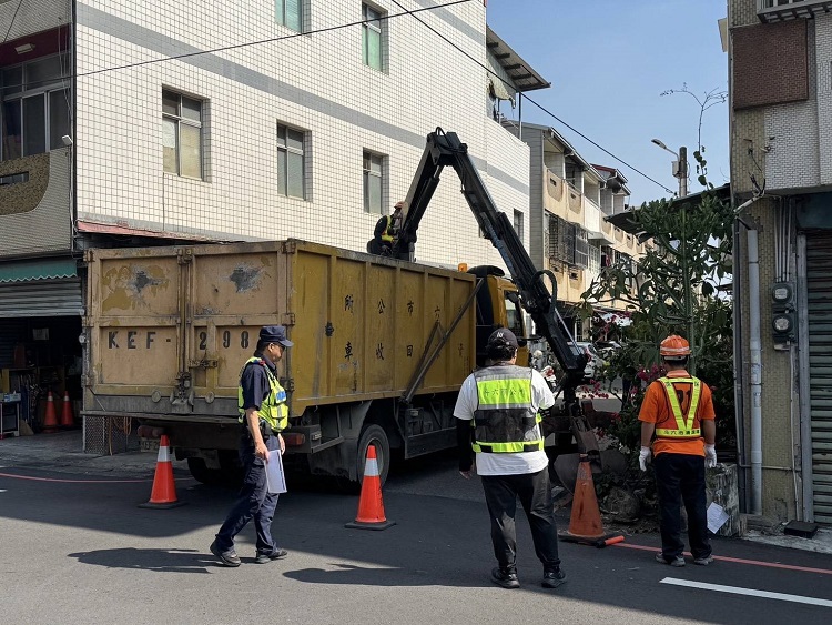 ▲清道專案啟動還路於民，斗六警保障道路順暢與公共安全。（記者劉春生攝）