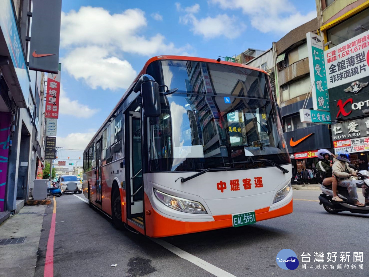 桃市公車推動全天候開啟頭燈行駛。