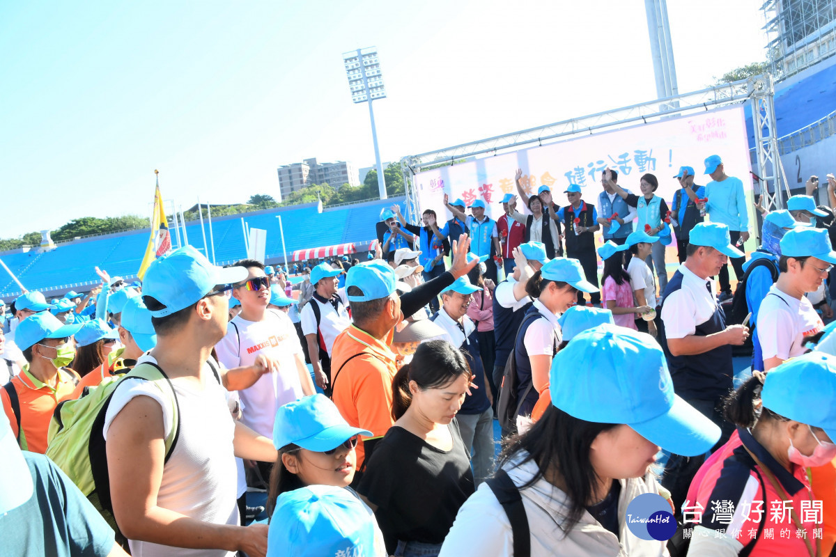 彰化勞資童樂會健行開跑，3,800名勞工與家屬同歡。圖／記者鄧富珍翻攝