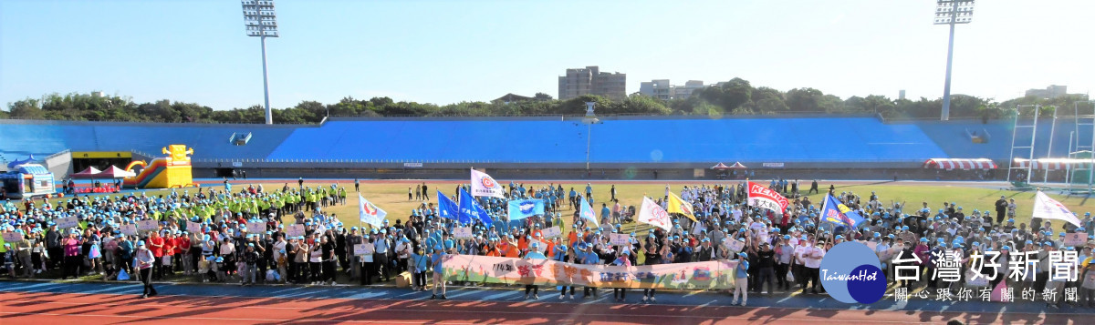 彰化勞資童樂會健行開跑,3,800名勞工與家屬同歡。圖/記者鄧富珍翻攝