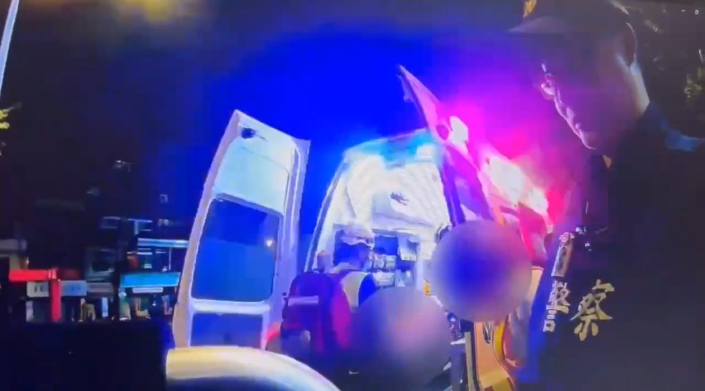 瑞芳男到站拒下車!情緒失控「死賴車廂」警消深夜合力抬出送醫