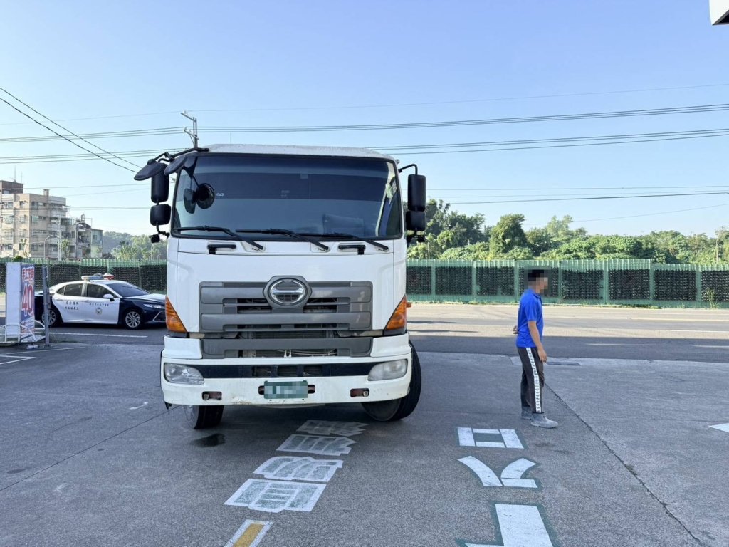 快訊/悲劇!高雄婦步行遭大車輾過「困車底」-宣告不治