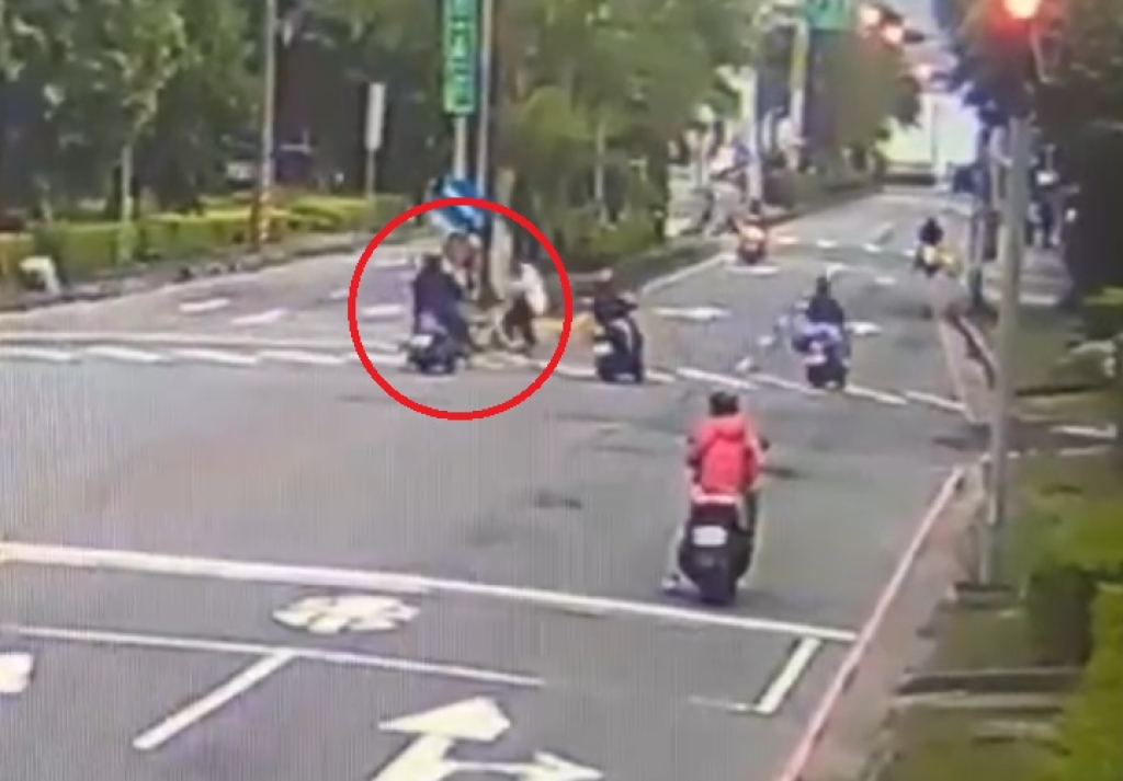 撞擊畫面曝光!淡水婦人ubike違規騎上行人穿越道被機車撞倒 警將開罰