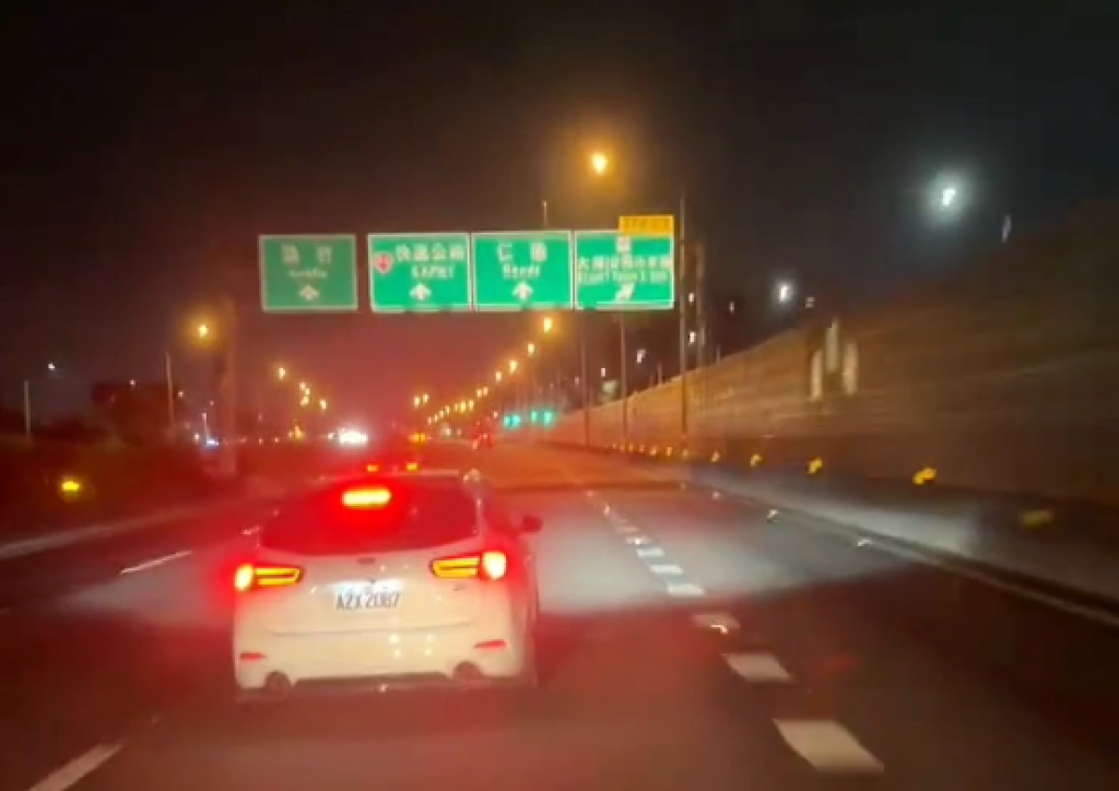 國道逼車狂魔！　不滿被閃燈一路變換車道跺煞車惡意逼車