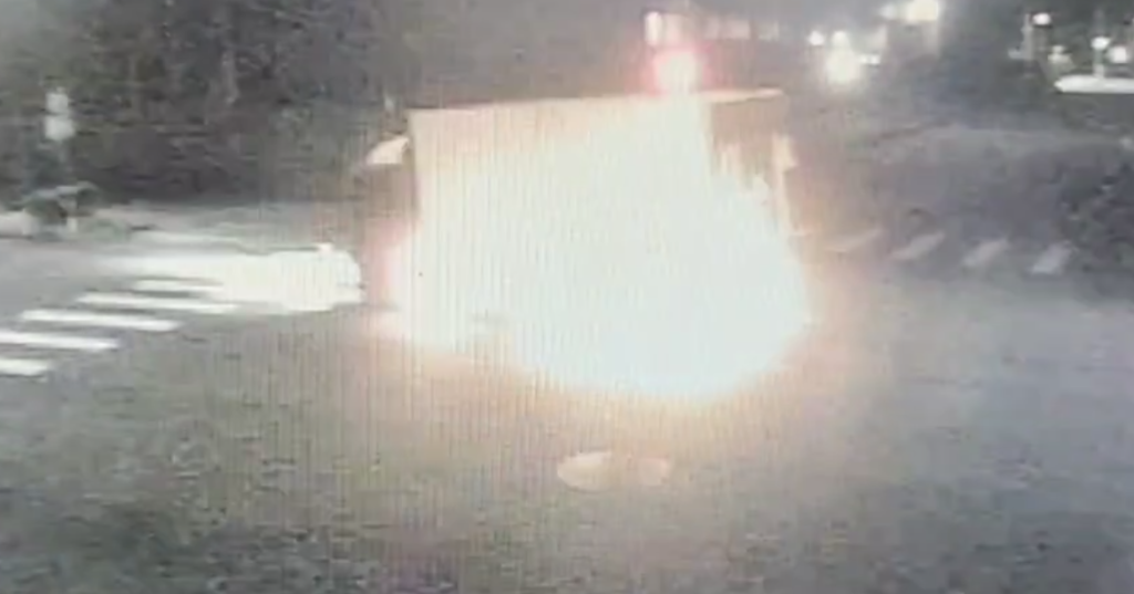 台中兩車路口高速碰撞爆火光!- 釀兩人受傷送醫
