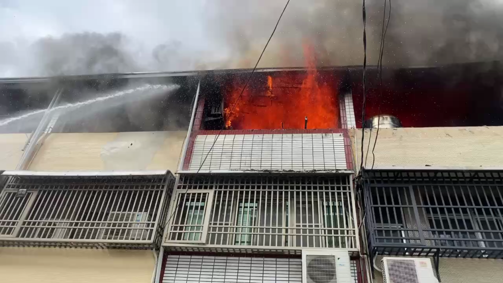 快訊/台南歸仁民宅火警!惡火狂竄…延燒5戶 消防搶救中