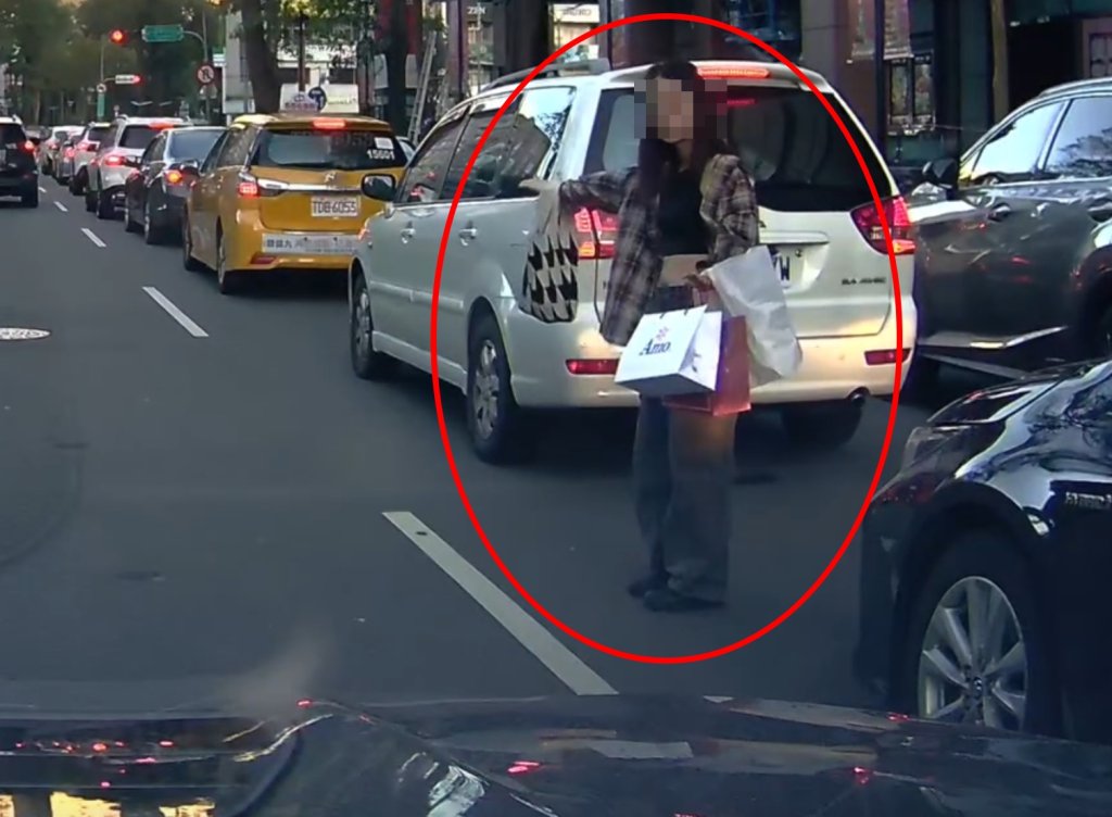 網友買蛋糕返家遇「厭世路人」突衝車陣-台中街頭驚險瞬間:自動煞停救命、蛋糕先碎了