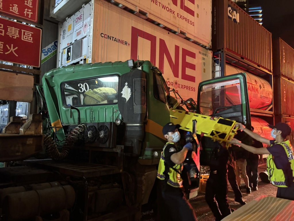 基隆東9碼頭解櫃車失控撞貨櫃區-司機腿部遭受困近1小時脫困送醫